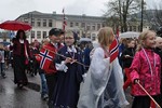Klassisk Orkanger-motiv p nasjonaldagen: Barn, flagg og den monumentale barneskolen fra 1939 som kulisse.