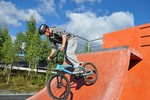 Flere BMX-sykler i quarterpipen.