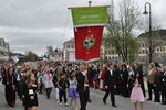 Rektor Lars Ivar Jensen med barneskolens fane