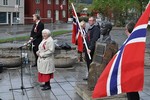 Lita Deinboll Jenssen ved brorens byste.