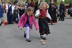 Leker p skolen: Ooops! Der gikk potetene i asfalten.