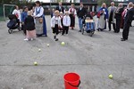 Nikolai (Konstad) prver  treffe btta med tennisballer, Fotball er bedre.